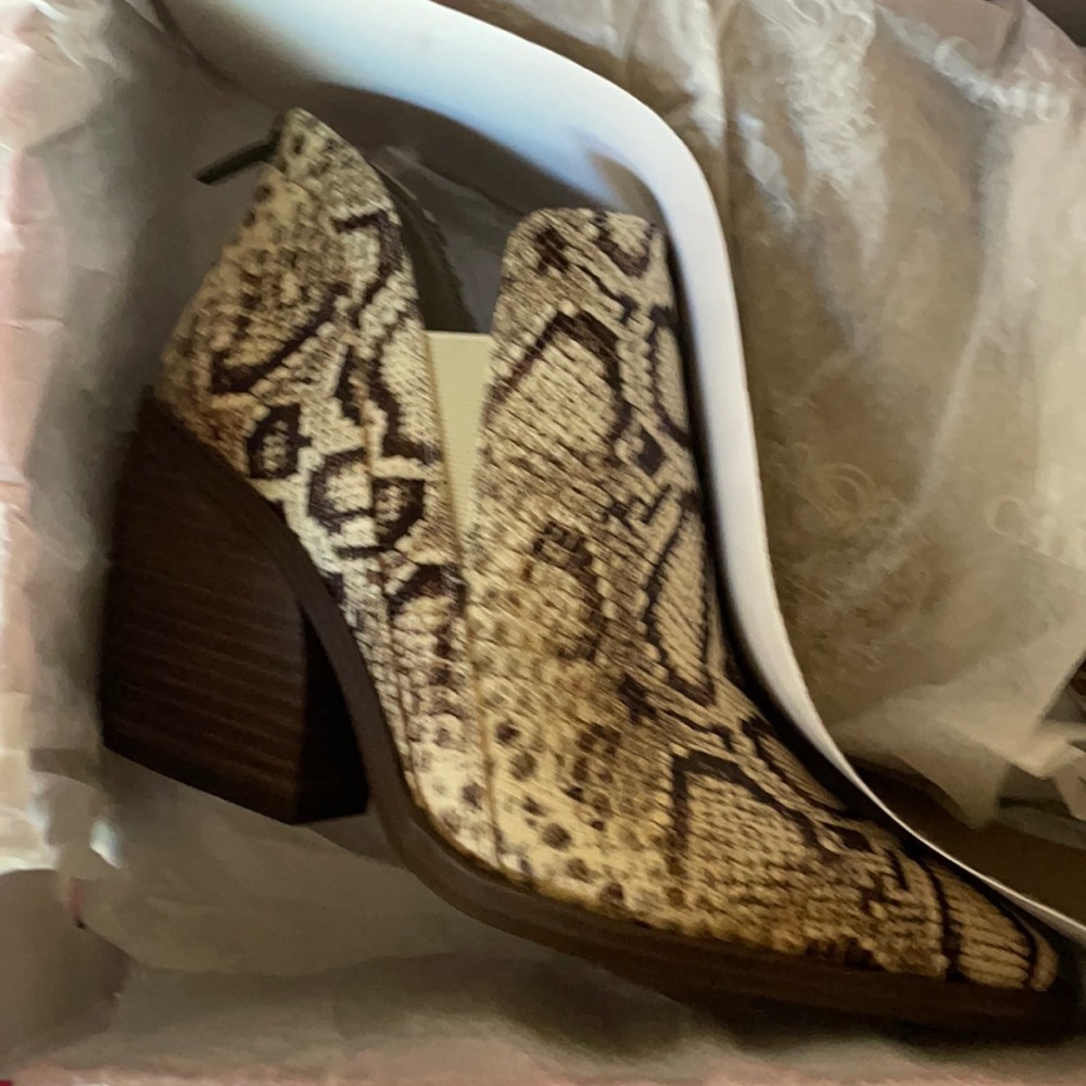 NEW Vince Camuto Snake Print Booties Women.                   Size 8.5